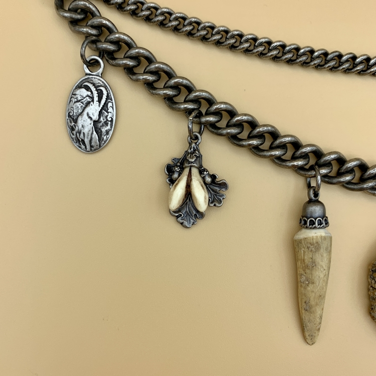 Charivari Anton Detail rechts